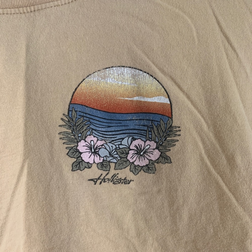 Hollister Cropped Graphic Long Sleeve T-shirt - Picture 3 of 4